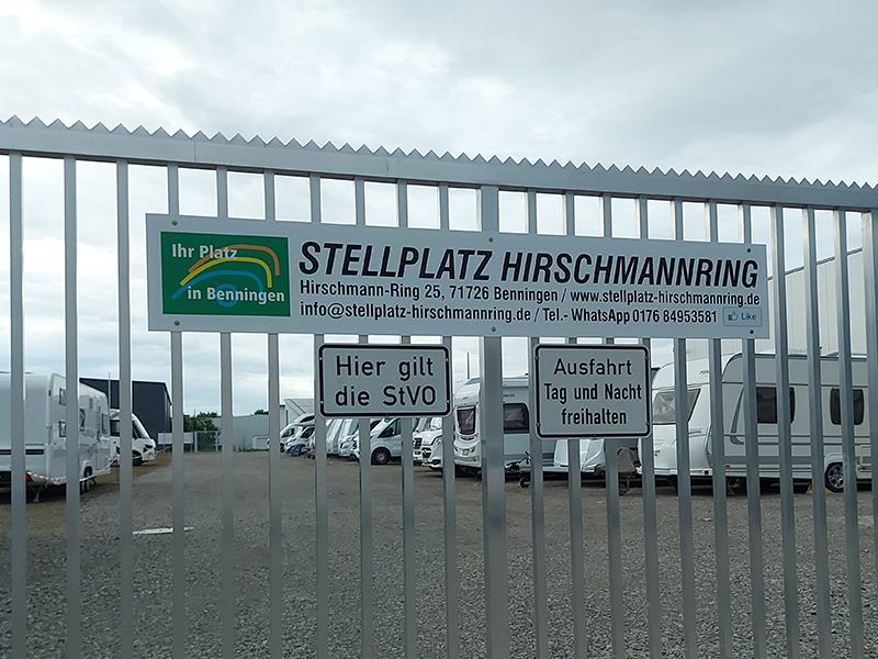 Tor des Stellplatzes am Hirschmannring